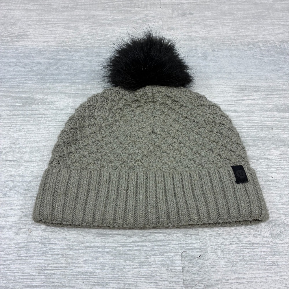 Lululemon Knit Beanie Hat Women's OS Green Pom Pom Cable Knit Ribbed Cuff